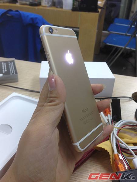 Cận cảnh iPhone 6 logo ph&aacute;t s&aacute;ng phi&ecirc;n bản độc nhất Việt Nam 1