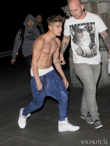 Rộ tin Justin Bieber bị sao bóng rổ tát vì cởi trần khoe quần lót 2