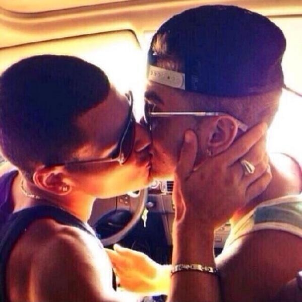 Rộ nghi vấn Justin Bieber hôn nồng nhiệt trai lạ 1