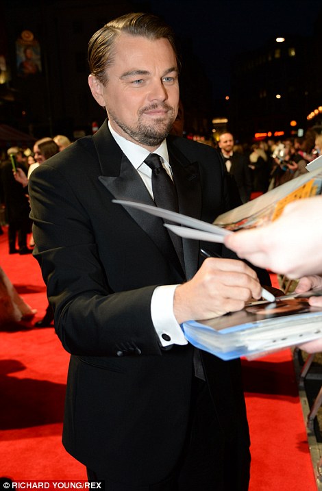 Angelina Jolie "chăm sóc" Brad Pitt trên thảm đỏ "Oscar Anh Quốc" 14