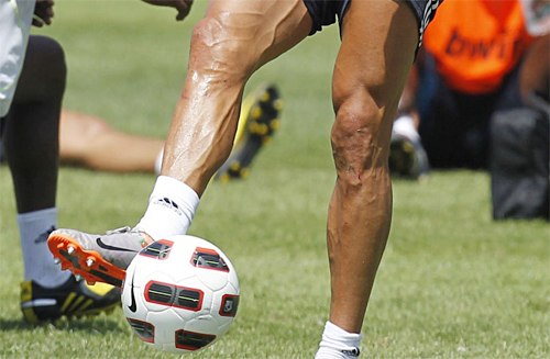 Ronaldo cố tình vén quần khoe chân cuồn cuộn cơ bắp 5