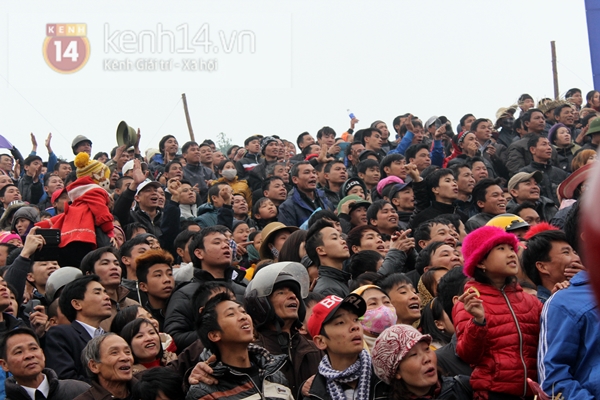 Hàng nghìn người dân đội mưa xem hội chọi trâu lần đầu tiên tổ chức ở Hà Nội 13