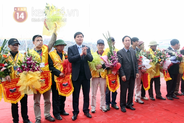 Hàng nghìn người dân đội mưa xem hội chọi trâu lần đầu tiên tổ chức ở Hà Nội 5