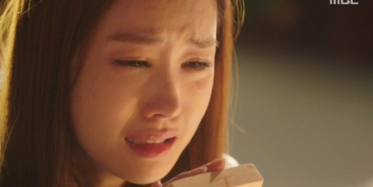 Ah Mo Ne (Lee Da Hae) òa khóc trước linh vị của bố 2