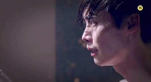Lee Jong Suk gào thét điên cuồng trong phòng tắm 2