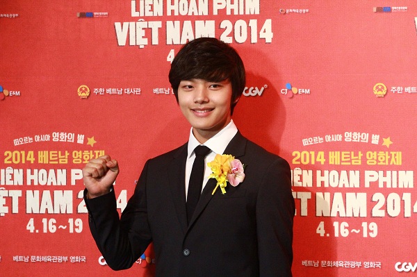 V&acirc;n Trang cười t&iacute;t mắt "ngắm" cậu em Yeo Jin Goo 6