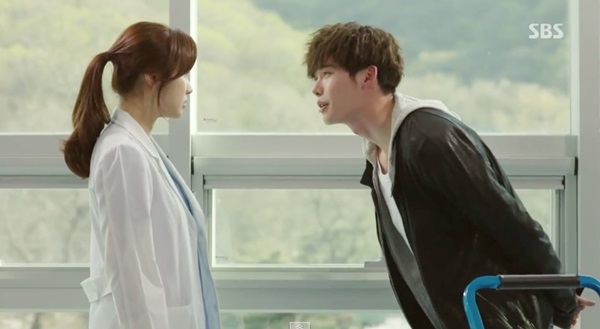 Lee Jong Suk bị Kang So Ra cho ăn 2 phát tát 1