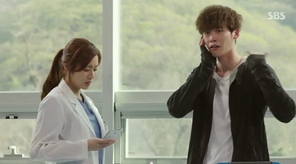 Lee Jong Suk bị Kang So Ra cho ăn 2 phát tát 2