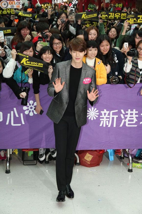 Kim Woo Bin cười “tít mắt” khi ôm loạt fan nữ 13