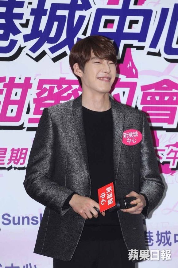 Kim Woo Bin cười “tít mắt” khi ôm loạt fan nữ 1