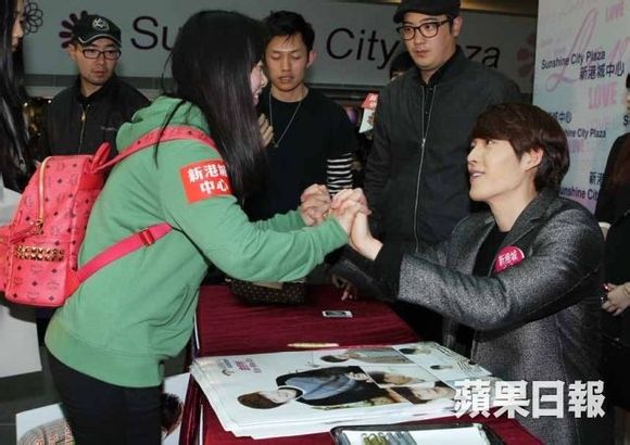 Kim Woo Bin cười “tít mắt” khi ôm loạt fan nữ 18