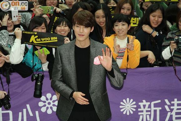 Kim Woo Bin cười “tít mắt” khi ôm loạt fan nữ 8