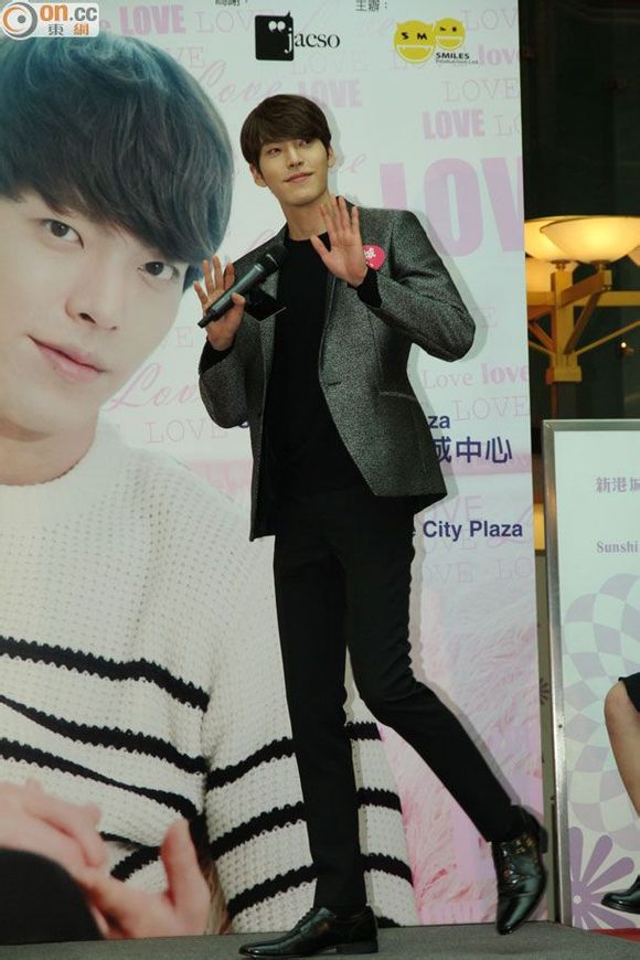 Kim Woo Bin cười “tít mắt” khi ôm loạt fan nữ 10