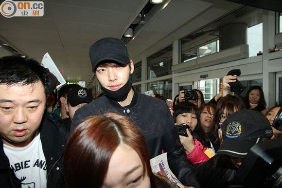 Kim Woo Bin cười “tít mắt” khi ôm loạt fan nữ 22