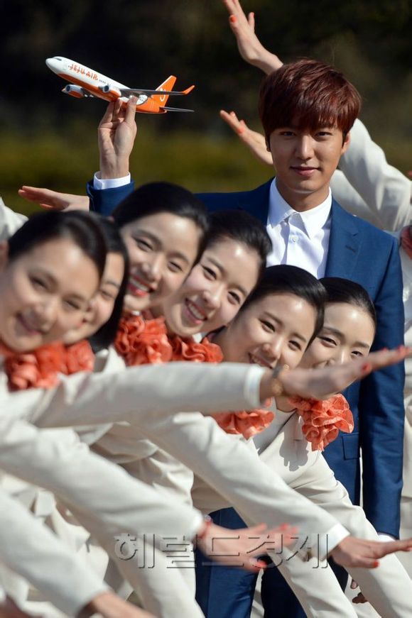 Lee Min Ho “khoe sắc” với dàn tiếp viên hàng không 2