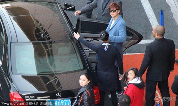 Lee Min Ho “khoe sắc” với dàn tiếp viên hàng không 5