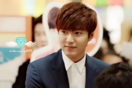 Lee Min Ho “khoe sắc” với dàn tiếp viên hàng không 12