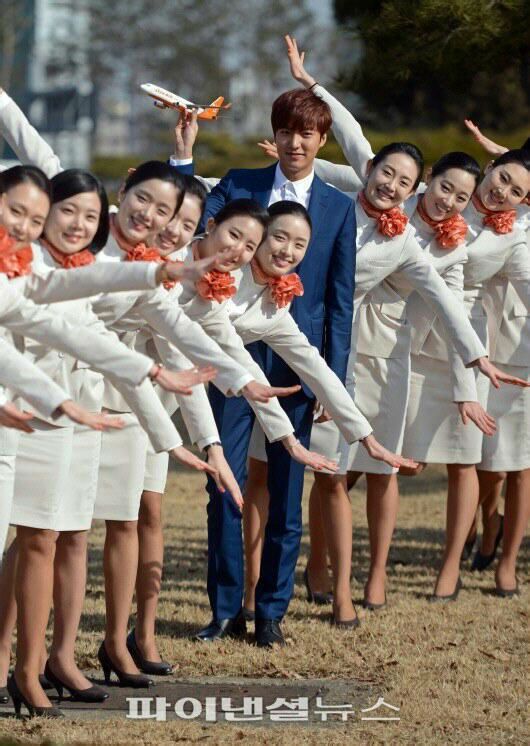 Lee Min Ho “khoe sắc” với dàn tiếp viên hàng không 15