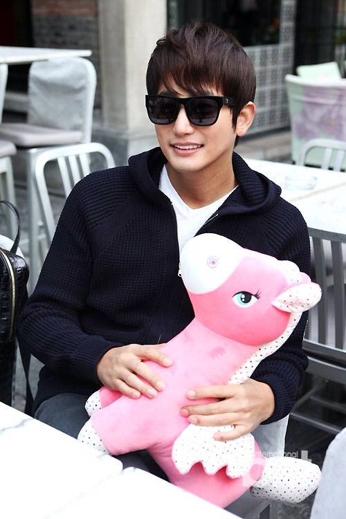 Park Shi Hoo sành điệu ôm gấu bông nổi bật trên phố 5