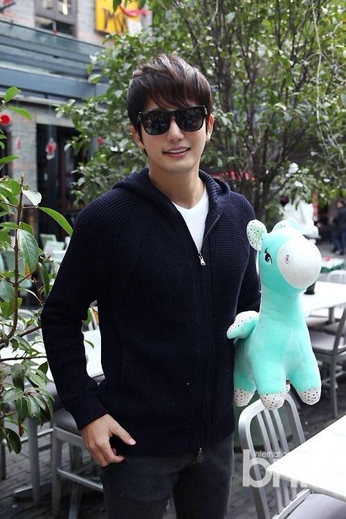 Park Shi Hoo sành điệu ôm gấu bông nổi bật trên phố 6