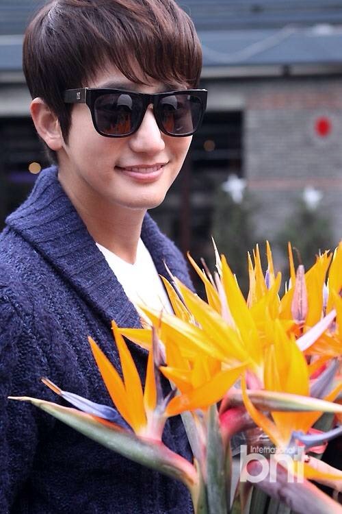 Park Shi Hoo sành điệu ôm gấu bông nổi bật trên phố 13