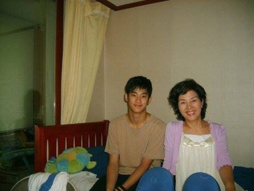 Ảnh cũ của Kim Soo Hyun và bố mẹ gây sốt 4