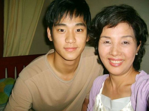 Ảnh cũ của Kim Soo Hyun và bố mẹ gây sốt 3