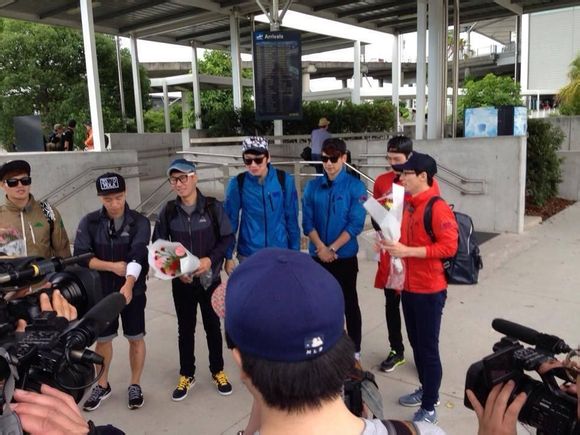 Kim Woo Bin tinh nghịch mặc đồ chuột túi quay Running Man 8