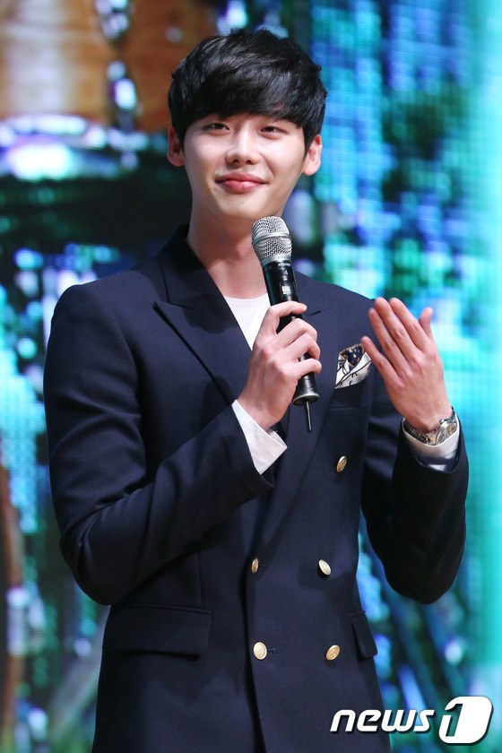 Lee Jong Suk bảnh bao, cười tít mắt sau khi nhiễm cúm A/H1N1 5