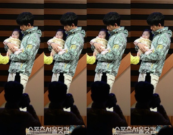 Kim Soo Hyun cười tít mắt, lúng túng khi bế em bé 3
