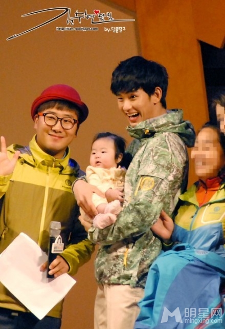 Kim Soo Hyun cười tít mắt, lúng túng khi bế em bé 4