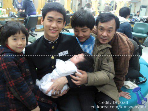 Kim Soo Hyun cười tít mắt, lúng túng khi bế em bé 1