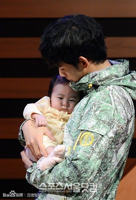 Kim Soo Hyun cười tít mắt, lúng túng khi bế em bé 9