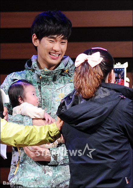 Kim Soo Hyun cười tít mắt, lúng túng khi bế em bé 11