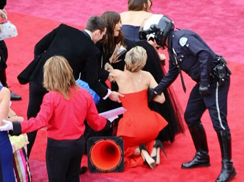 Toàn cảnh màn vấp ngã của Jennifer Lawrence trên thảm đỏ Oscar 2014 4