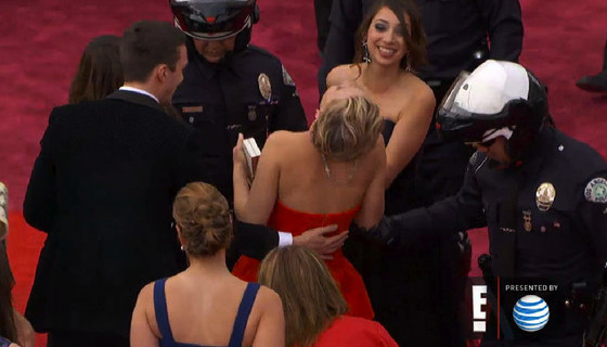Toàn cảnh màn vấp ngã của Jennifer Lawrence trên thảm đỏ Oscar 2014 6