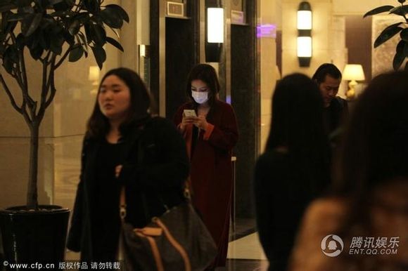 Triệu Vy bị phóng viên đeo bám lúc nửa đêm tại khách sạn 5