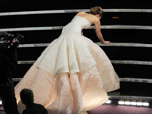 Toàn cảnh màn vấp ngã của Jennifer Lawrence trên thảm đỏ Oscar 2014 8