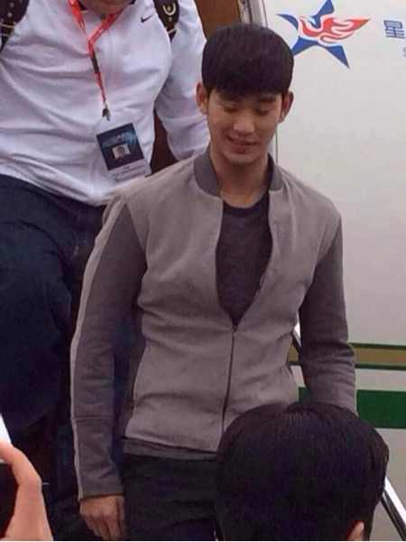 Kim Soo Hyun “siêu cute” được hộ tống bằng phi cơ riêng  5