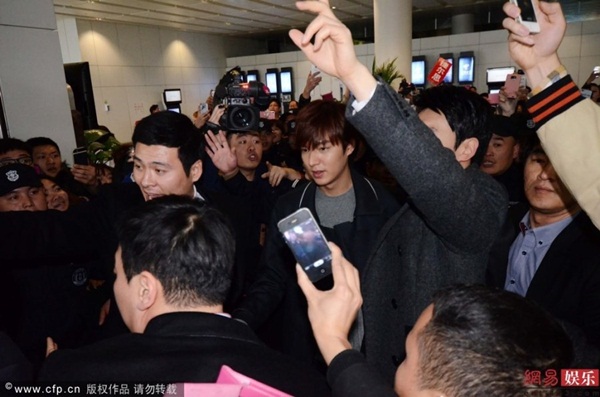 Fan Trung Quốc nhảy r&agrave;o, chảy m&aacute;u &ldquo;đ&oacute;n&rdquo; Lee Min Ho 11