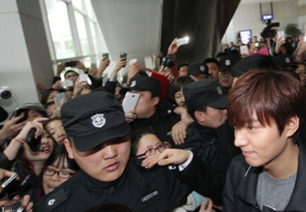 Fan Trung Quốc nhảy r&agrave;o, chảy m&aacute;u &ldquo;đ&oacute;n&rdquo; Lee Min Ho 7