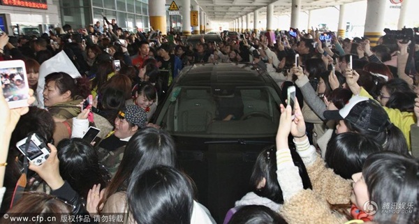 Fan Trung Quốc nhảy r&agrave;o, chảy m&aacute;u &ldquo;đ&oacute;n&rdquo; Lee Min Ho 2