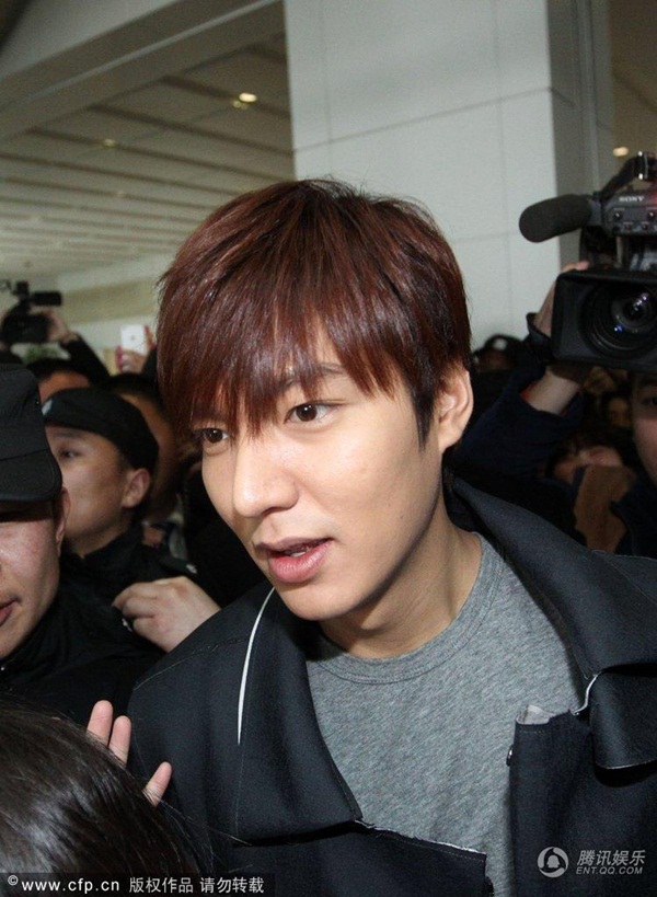 Fan Trung Quốc nhảy rào, chảy máu “đón” Lee Min Ho 8