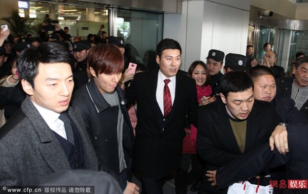 Fan Trung Quốc nhảy r&agrave;o, chảy m&aacute;u &ldquo;đ&oacute;n&rdquo; Lee Min Ho 12