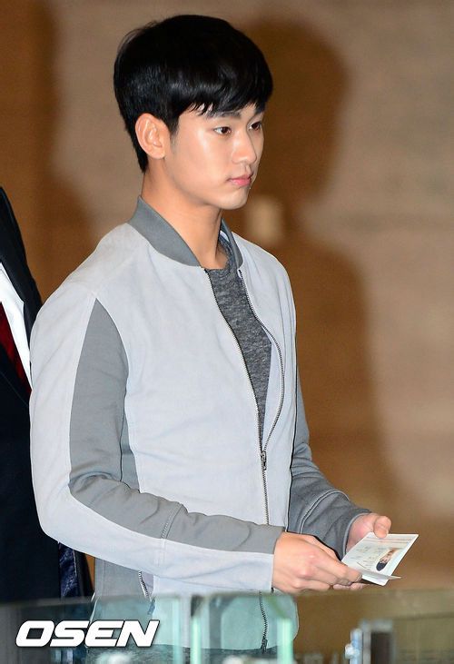 Kim Soo Hyun “siêu cute” được hộ tống bằng phi cơ riêng  1