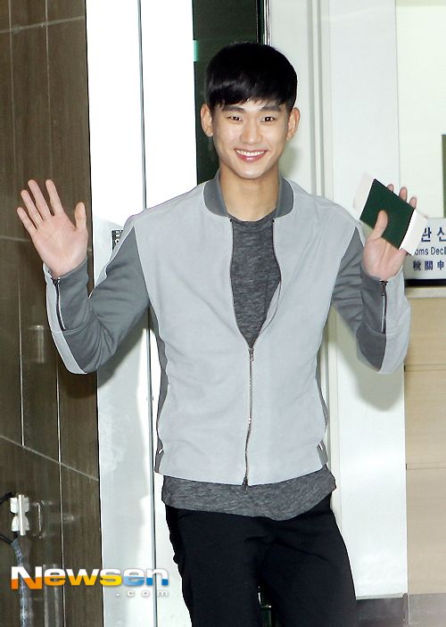 Kim Soo Hyun “siêu cute” được hộ tống bằng phi cơ riêng  4