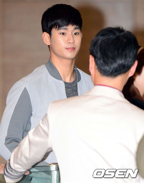 Kim Soo Hyun “siêu cute” được hộ tống bằng phi cơ riêng  2