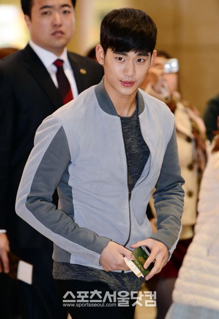 Kim Soo Hyun “siêu cute” được hộ tống bằng phi cơ riêng  14