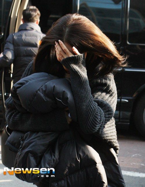 Jessica (SNSD) lạnh lùng sau tin đồn hẹn hò, Yoona che mặt và cười tươi 8