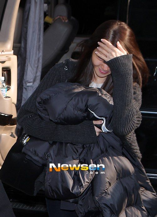 Jessica (SNSD) lạnh lùng sau tin đồn hẹn hò, Yoona che mặt và cười tươi 7